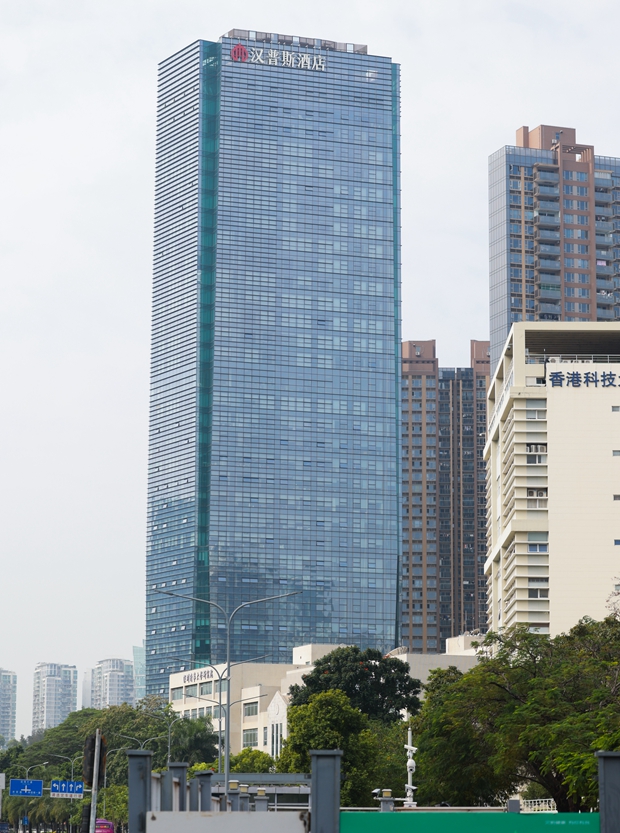汉普斯酒店幕墙发光字广告牌项目完工实景照片